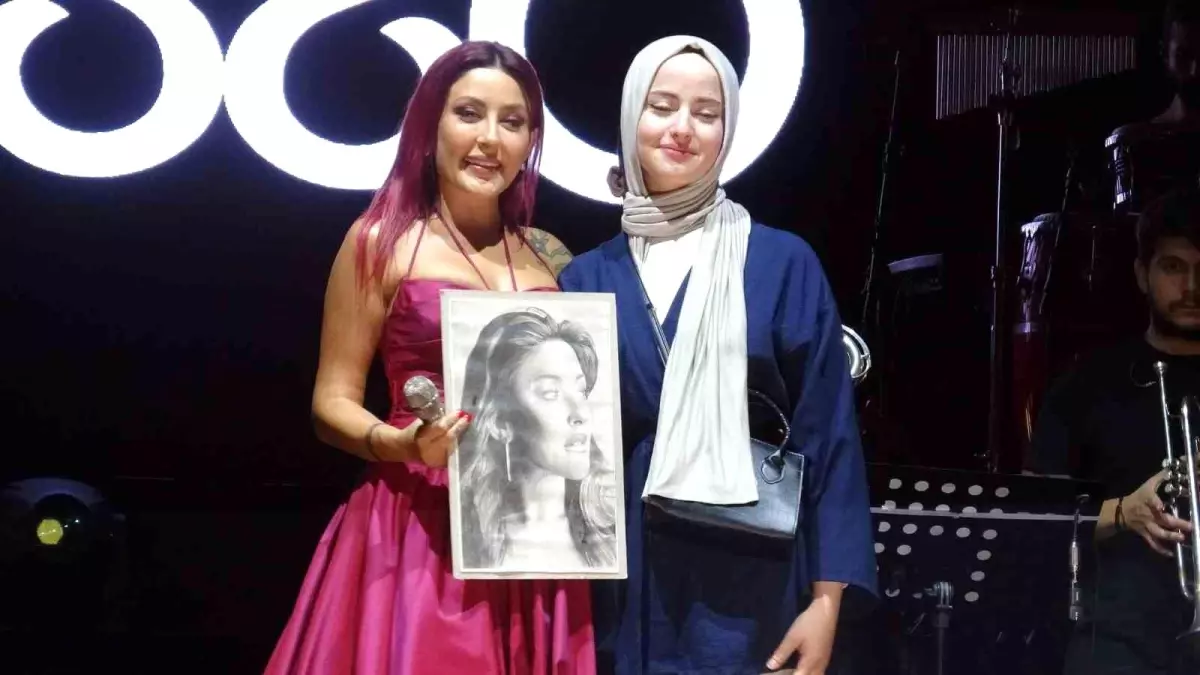 Melek Mosso, Kütahya’da Zafer Bayramı etkinlikleri kapsamında konser verdi