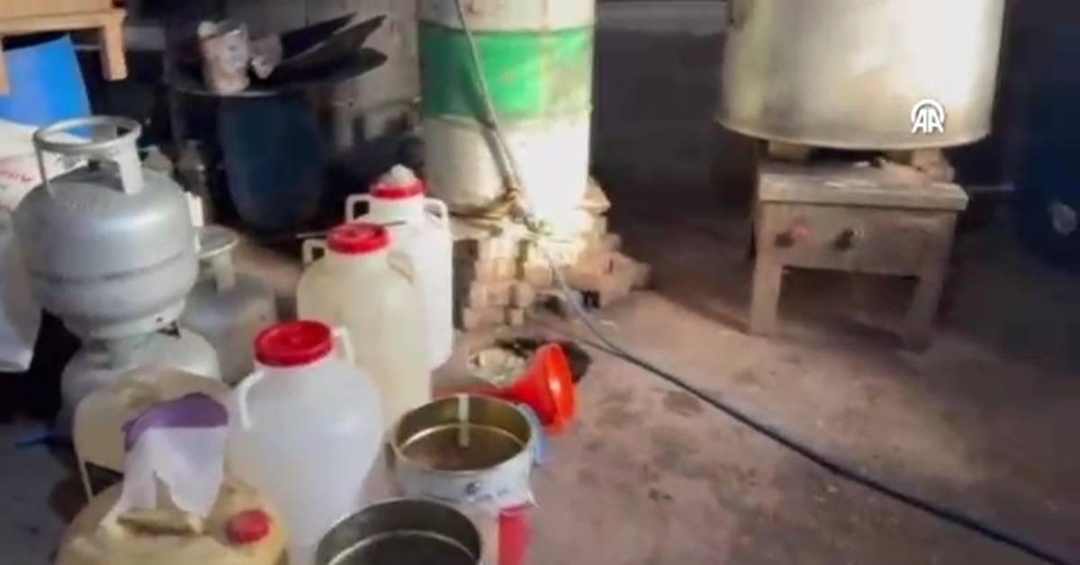 Adana’da bir evde 1050 litre sahte içki ele geçirildi