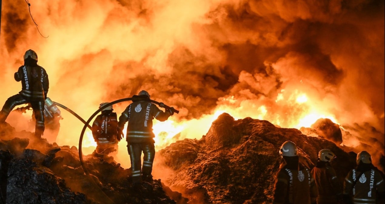 Avcılar’da büyük yangın! Alevler geri dönüşüm tesisini, dumanlar gökyüzünü sardı