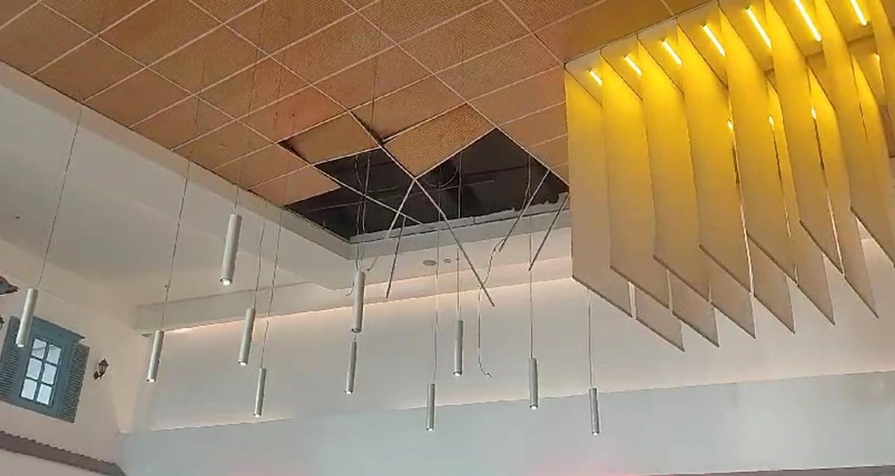 AVM’de korku dolu anlar: Yemek yerken üstüne tavan düştü