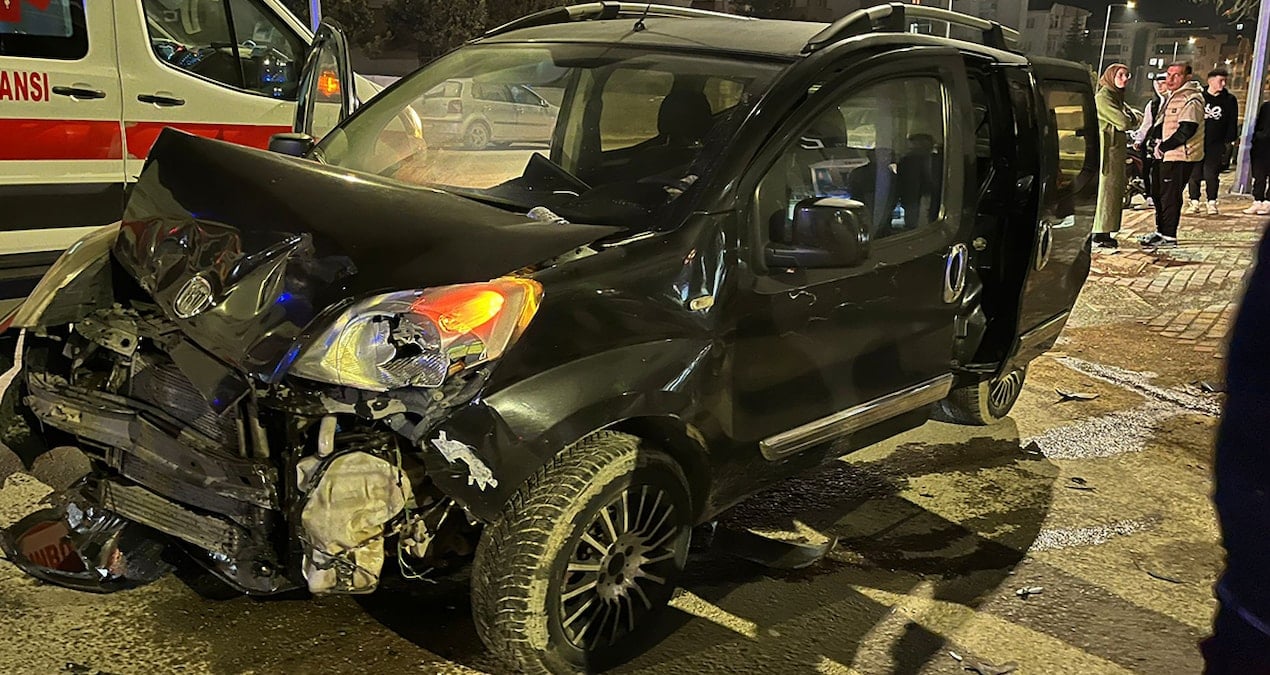 Bursa’da hafif ticari araç ile otomobil çarpıştı: Yaralılar var