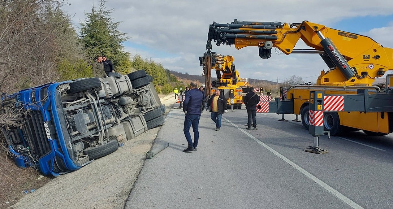 Eskişehir’de akaryakıt yüklü tanker devrildi: 1 ölü