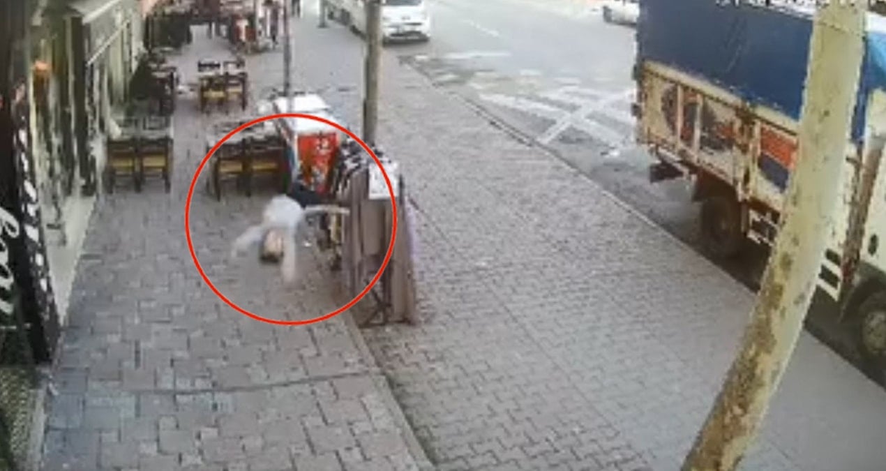 Küçük çocuk balkondan düştü: O anlar kamerada