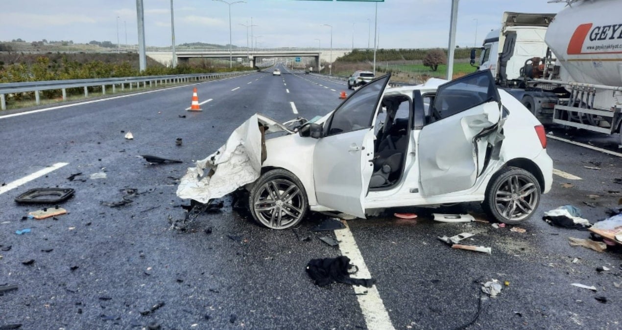Manisa’da tankere çarpan otomobildeki 2 kişi öldü