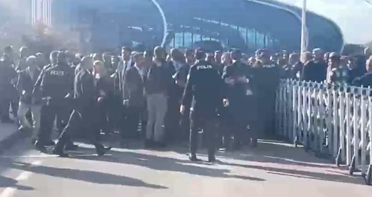 Son Dakika… İmamoğlu karşılamasında CHP’li Sarıgül ile polis arasında arbede!