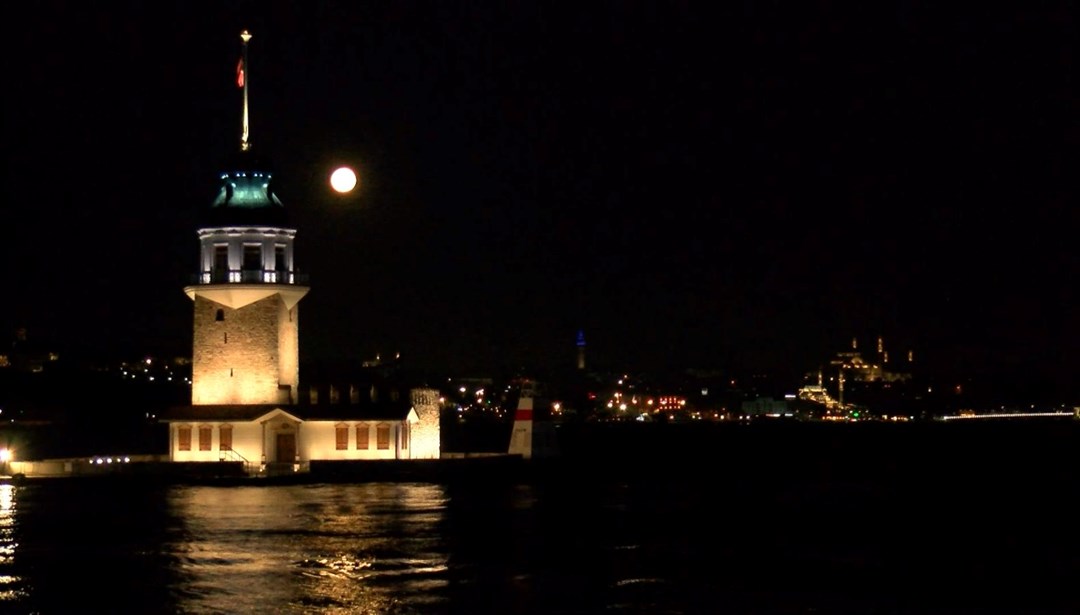 İstanbul’da pembe ay heyecanı: Görsel şölen oluşturdu